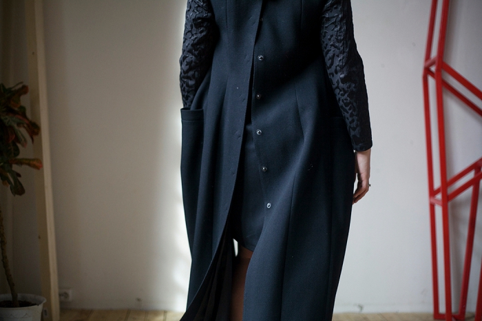 Брутальное и самобытное пальто Яниса Чамалиди еще и растегивается сзади.