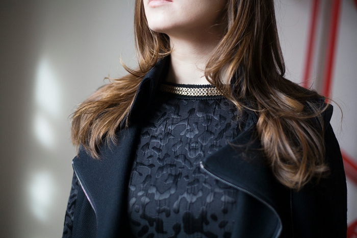 Платье Katya Anderzhanova — свободный футляр черного цвета с длинным рукавом — отвечает всем моим параметрам идеального наряда.