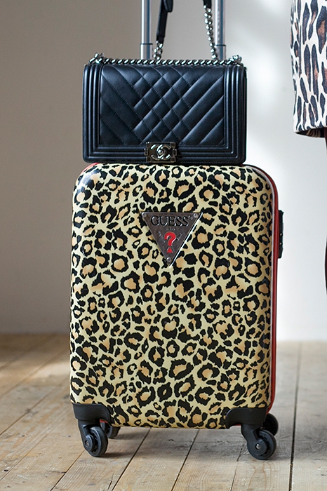 Guess — совсем не самый любимый бренд, но леопардовый чемодан покорил меня. Идеальная вещь для коротких поездок или сборов на съемки.