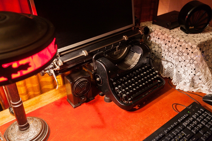 Пишущая машинка служит подставкой под монитор компьютера