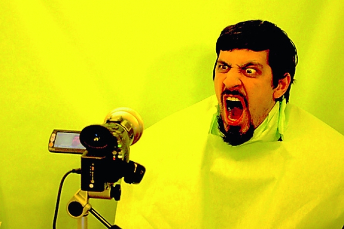 Александр Ливер (вокал, гитара, синтезатор) — обладатель классического баса-профундо, гражданин Франции, солист Женевской оперы