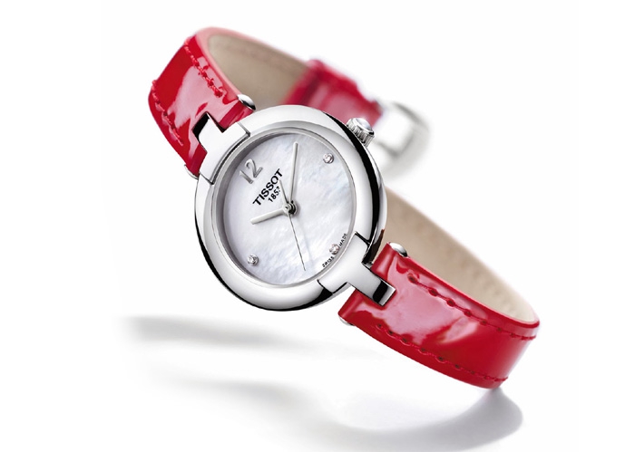 Pinky by Tissot, Tissot. На лакированном ремешке цвета яркой помады уютно устроились миниатюрные часы с тремя бриллиантовыми метками на циферблате.
