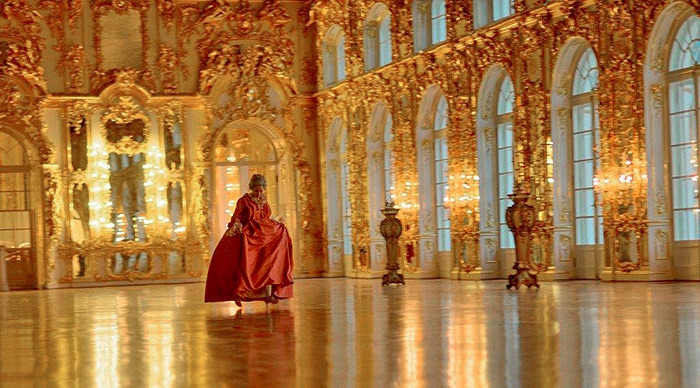 Такие проходы императрицы по Тронному залу Екатерининского дворца возможны, только когда в музее выходной день