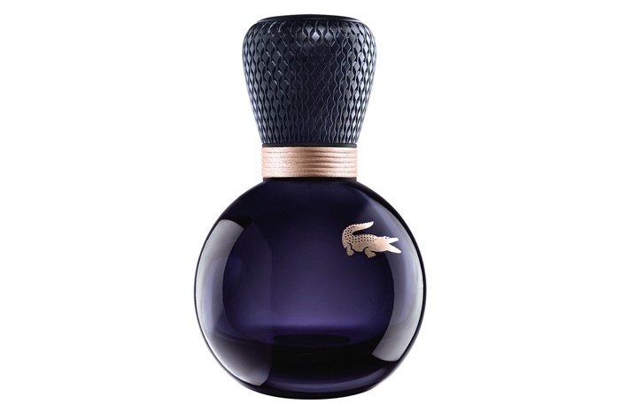 Eau de Lacoste Sensuelle, Lacoste. Во флаконе цвета сумерек запечатаны вечерний бриз с запахом черной смородины, живописная, как летний закат, роза