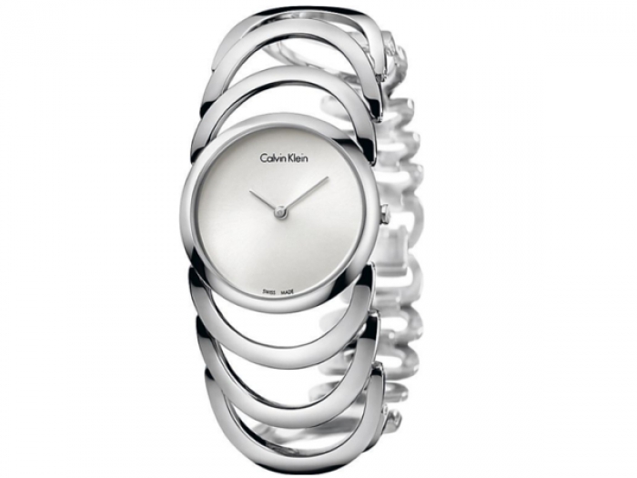 Body Calvin Klein. Гладкий миниатюрный корпус часов диаметром 30 миллиметров держат кольца полированной стали — лучшие духовные скрепы для body.