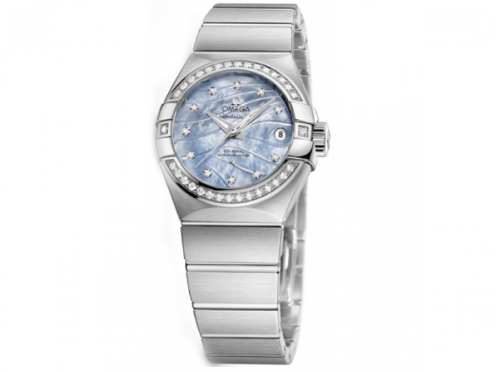 Constellation Pluma Omega. Окрашенный с обратной стороны нежный перламутр и бриллиантовый хоровод оберегают в водонепроницаемых часах механизм с