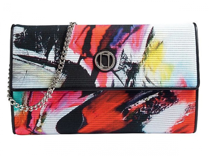 В летней коллекции Laurel сумки и асимметричные платья маскируются под произведения современного ис- кусства. Щедрые разноцветные мазки и рваные края