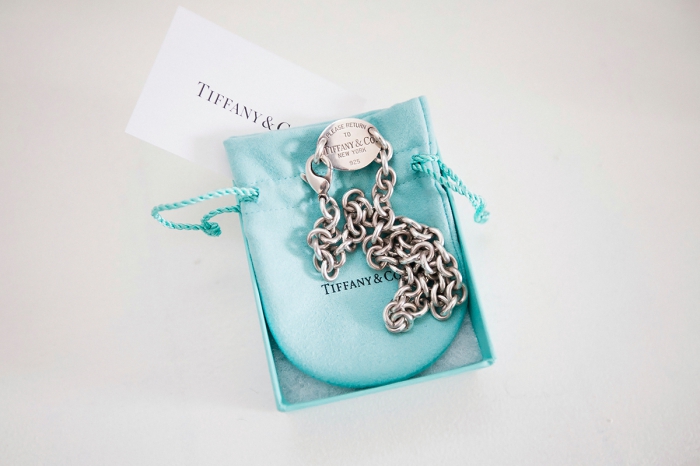 Подарки любимого человека — подвеска и колечко в форме сердца.