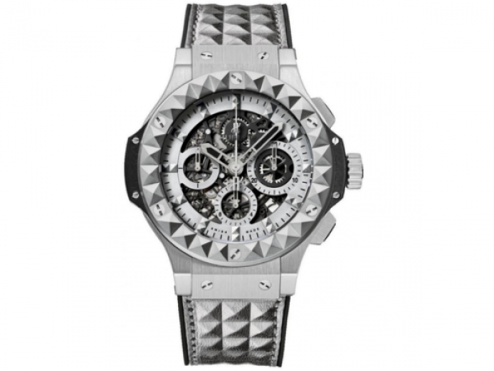 Сложенный из треугольников логотип Depeche Mode обрел объем в полусотне стальных пира- мидок на корпусе и циферблате часов Hublot. Часть денег от