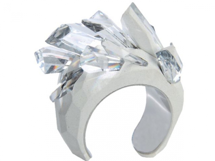 Браслет из мини-коллекции бижутерии Crystalactite придуман Maison Martin Margiela в коллаборации с ателье Swarovski. Крупные кристаллы вплавлены в