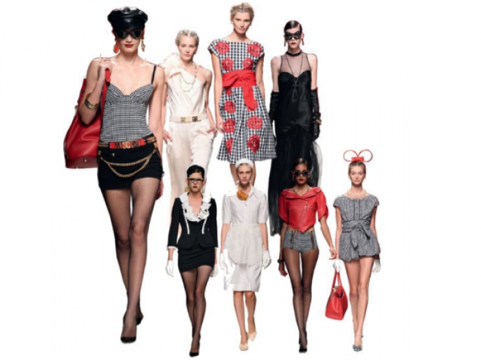 В честь тридцатилетия Moschino показал коллекцию на грани добра и зла: у каждого лука два воплощения — плохой и хорошей девочки. Медсестры и