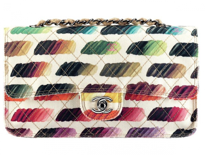 Любимая сумка Chanel, легендарная «2.55» этим летом превратилась в палитру художника, добавив новую веху в своей истории: она стала не только объектом