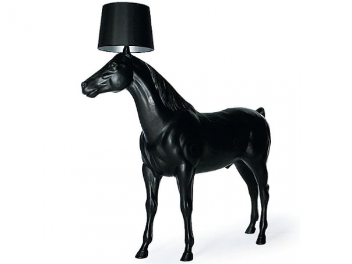 Основание этого торшера сделано в виде лошади в натуральную величину и имеет высоту 240 см.