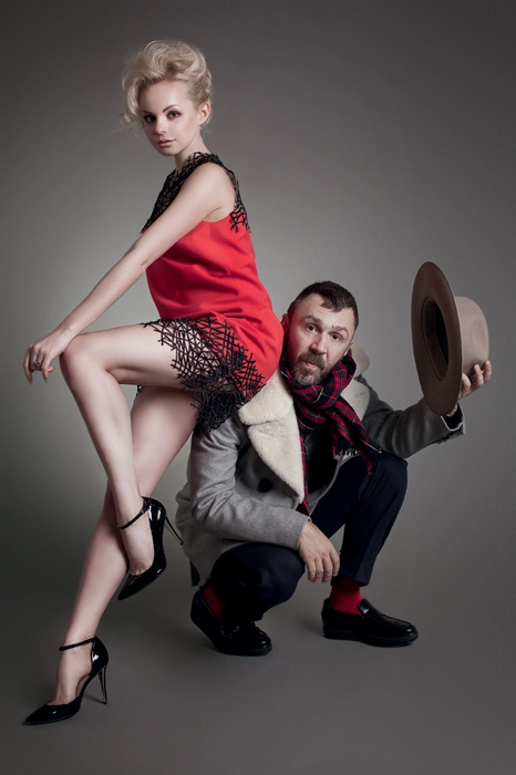 На Алисе: платье Christopher Kane.