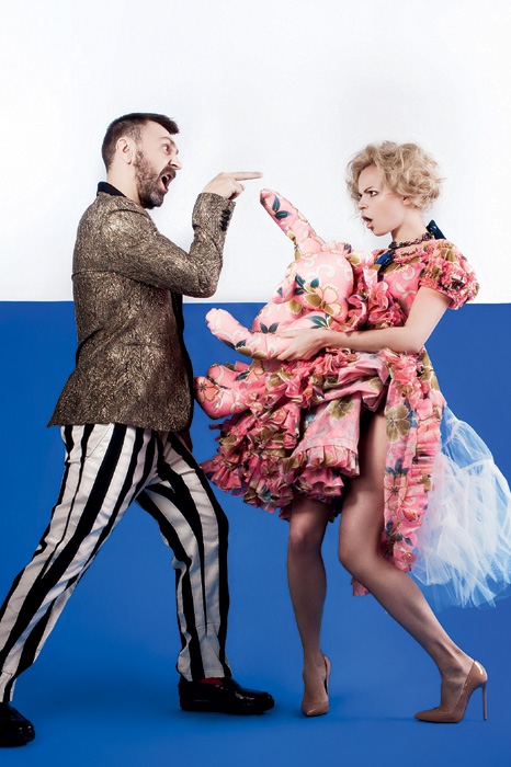 На Сергее: пиджак Saint Laurent (ДЛТ), брюки Ann Demeulmeester (ДЛТ). На Алисе: платье Comme des Garcons (Comme des Garcons).