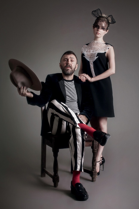 На Сергее: брюки Ann Demeulmeester (ДЛТ). На Алисе: платье Christopher Kane.