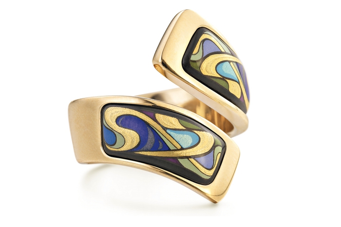 Old & Diamonds, Freywille. Кольцо «Наутилус» закручено, как панцирь улитки, и бликует десятком цветов на эмалевой вставке.