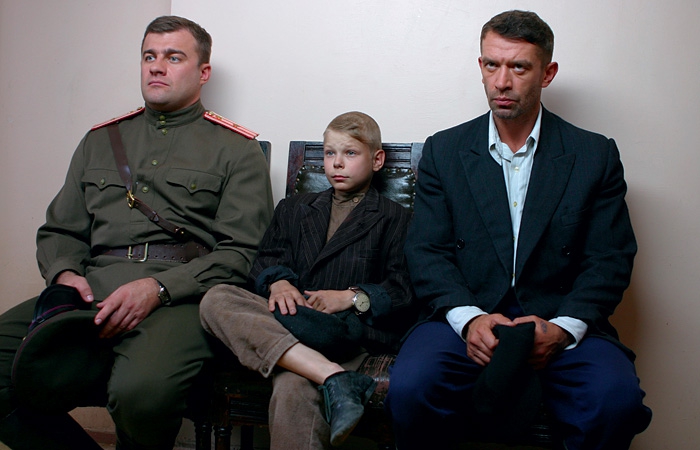 Тема послевоенной беспризорности раскрыта в сериале Сергея Урсуляка параллельно: герой Владимира Машкова усыновляет сироту Мишку Карася (Коля