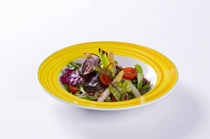 Стейк-салат с олениной в «Нет проблем бар», ул. Урицкого, 52.