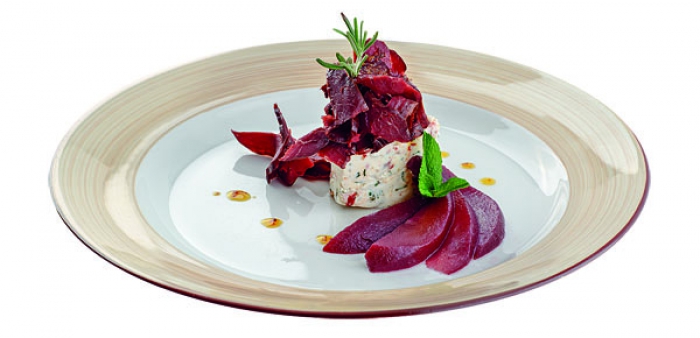 Вяленый олень с чизкейком и в медово-горчичном соусе, ресторан «Хозяин тайги», ул. Сибирская, 92.