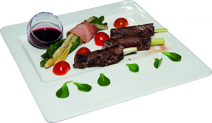 Оленина на шпажках из сельдерея с сырным соусом и гарниром из спаржи в беконе в баре клубных традиций St.Bulldog, ул. Взлетная, 12А.