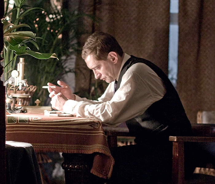 Константин Хабен- ский в роли интел- лигента Алексея Турбина, оказавшегося перед сложным выбором