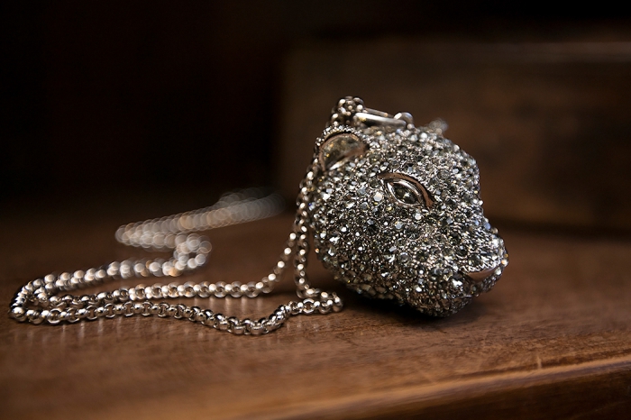 Все украшения Roberto Cavalli очень вычурные, поэтому их лучше сочетать не с вечерними платьями, а повседневными луками — например, с майкой и шортами