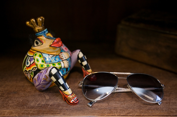 Фигурка Томаса Хоффмана, очки Louis Vuitton