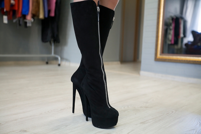 Сапоги любимой марки Gianmarco Lorenzi лучше всего сочетаются с кожаными юбками.