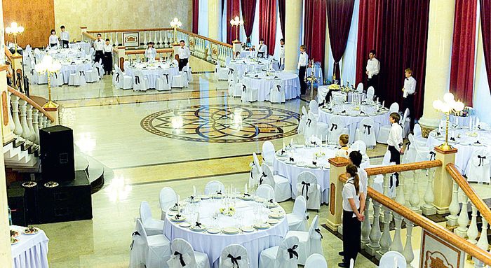 На сегодняшний день из ресторана выездного обслуживания выросла Группа компаний «Lя Fэt», которая включает в себя ресторан выездного обслуживания «Lя