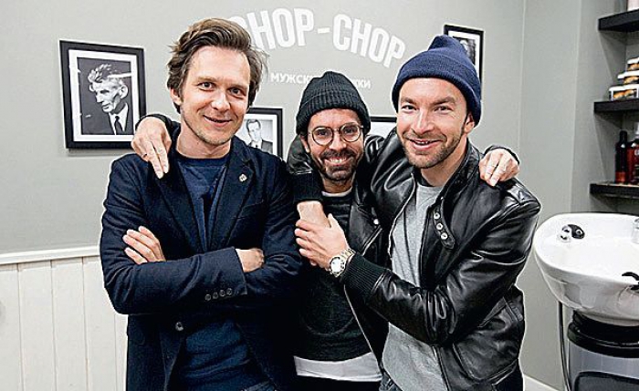 2011 Иллюстратор Евгений Мурушкин, редактор сайта GQ Алексей Ермилов и редактор GQ Данила Антоновский открывают первый барбершоп Chop-Chop в Москве.