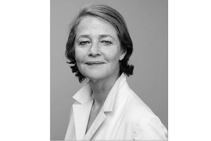 Не устояла и бьюти-индустрия Новым лицом бренда Nars стала 68-летняя актриса Шарлотта Рэмплинг. Основатель марки Франсуа Нарс обещал сам отснять