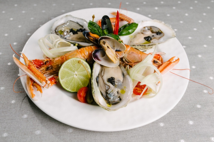 Крудо Crudo на испанском и итальянском языках значит сырое, неприготовленное. Действительно, термической обработки только выловленные из