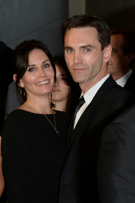 Кортни Кокс и Джонни МакДэйд Новый благоверный Кортни Кокс — Джонни МайДэйд, музыкант группы Snow Patrol. Разница в возрасте невесты и молодого жениха