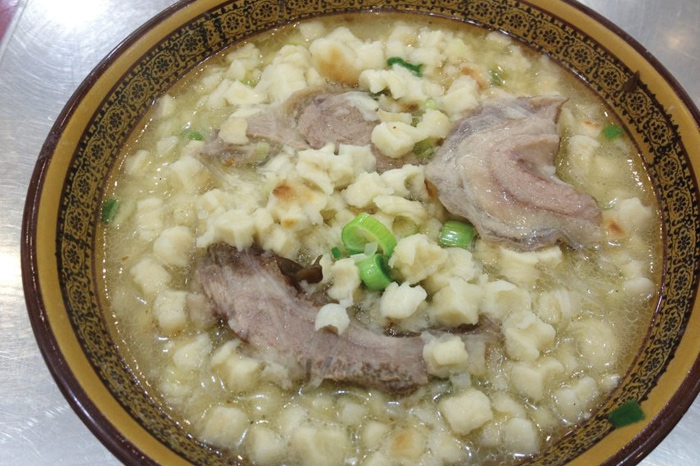 Ресторан Лоа Сунь Цзя В мусульманском квартале есть «улица закусок» — улица Хуэймин. Тонны орехов, лепешек, супчиков, пельменей, сладостей. Все