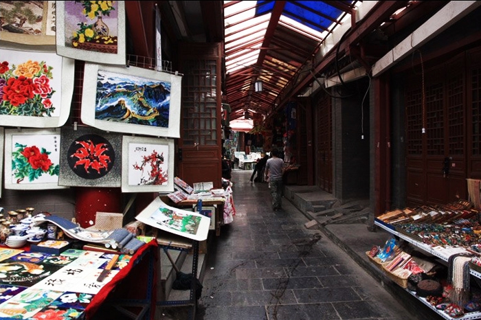 Рынок-галерея Для тех, кто ценит искусство, вокруг музея Бэйлинь (музея каменных стел) образовался целый рынок искусств. Картины, скульптуры династии