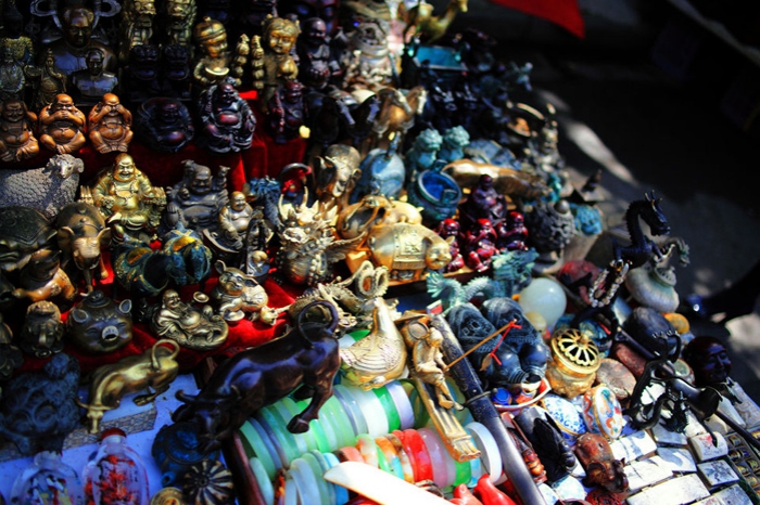 Антикварный рынок Напротив входа в даосский храм Басяньгун в Сиане по средам и воскресеньям работает антикварный рынок. Здесь можно найти тысячу