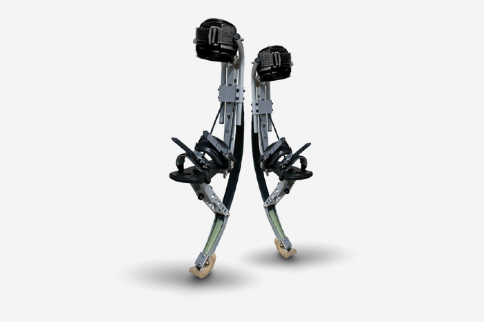 Бокинг Пробежка на ходулях-пружинах дает возможность воспарить над реальностью примерно на два метра и развить скорость около 30 километров в час