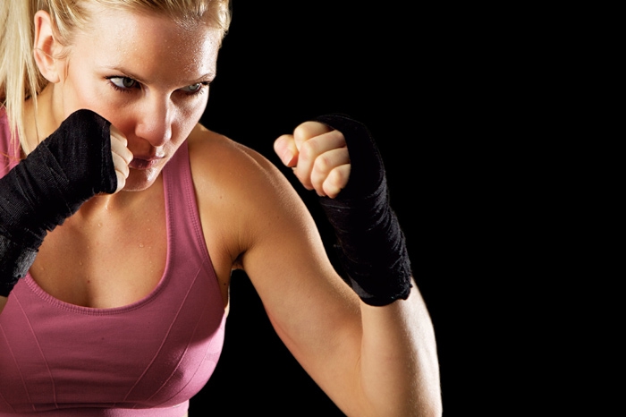 Пилоксинг Микс пилатеса и бокса — это отработка реальных ударов с растяжками. Создала его несколько лет назад Вивика Йенсен из Калифорнии. В Лос