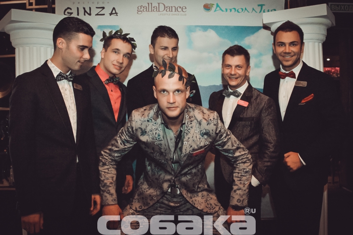 Гость греческой вечеринки Поразительно как явно гейский цветочный тренд проник в умы даже самых отсталых слоев населения. В последний раз такое было с