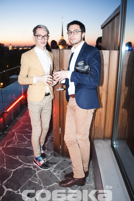 Гостьи вечеринки открытия mixUp Terrace Сначала я подумал, что слева Энди Уорхол без штанов, а потом присмотрелся... и мороз пробежал у меня по коже