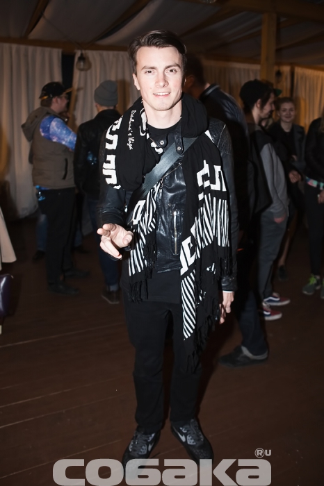 DJ Косинус Хотя, судя по комнате страха, которую я видел в фотоотчете с этой вечеринки, они всей компанией тусят на выживание.