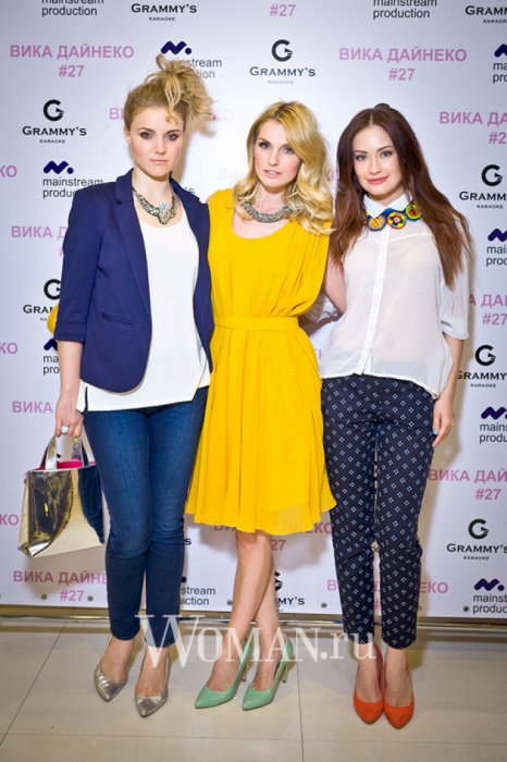 Группа «Фабрика» на дне рождении Виктории Дайнеко Обувь из Centro, платье русского дизайнера, сшитое «с запасом». Лук хороший, но видно, что пьете