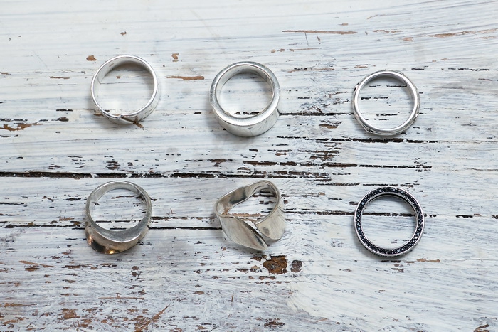 Почти все кольца из моей коллекции ручной работы. Некоторые находятся на блошиных рынках, некоторые делают молодые ювелирные дизайнеры, что-то дарят