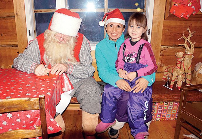 Йоулупукки подписывает рождественские открытки