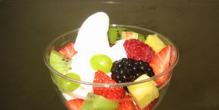 Замороженный йогурт Замороженный йогурт - менее калорийный потомок шербета и мороженого. А благодаря различным наполнителям, таким как ягоды, фрукты