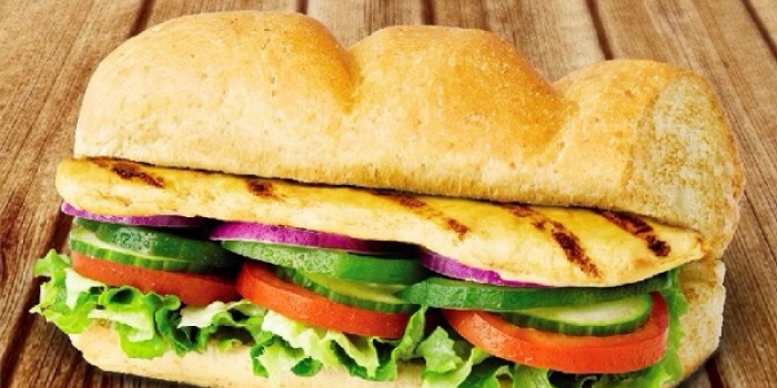 Саб Эти сэндвичи отличаются тем, что весь процесс приготовления происходит у вас на глазах, а значит, вы сами определяете, какие овощи и другую
