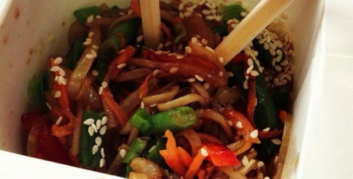 Лапша Wok Китайская еда в коробочках, уже давно ставшая популярной за рубежом, дошла и до нас, во многом благодаря американским сериалам. Пшеничную