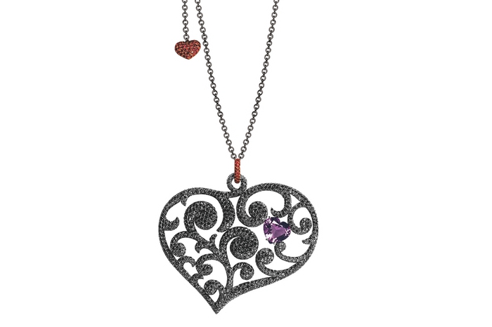 Sweet Heart, Van Der Bauwede Аметистовое сердце вписано в бриллиантовую подвеску, как важная дата — в трайбл-тату.