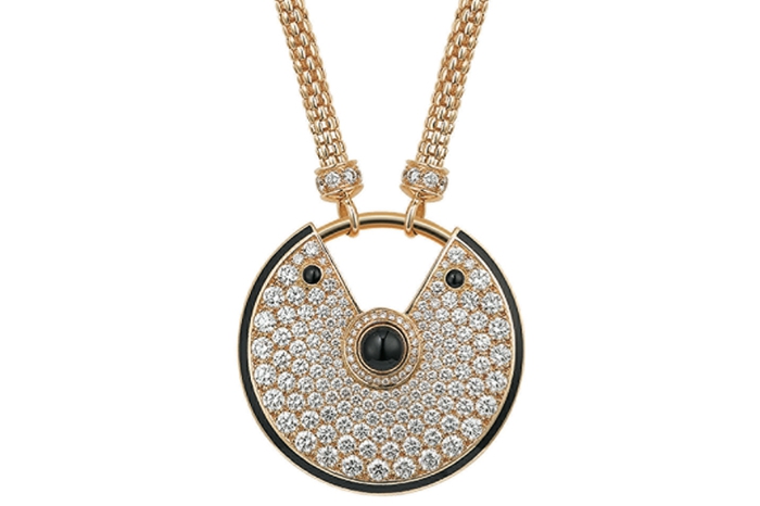 Amulette de Cartier У подвески есть секрет — скрытая застежка из золота, которая открывается как висячий замок. И вдобавок магические способности